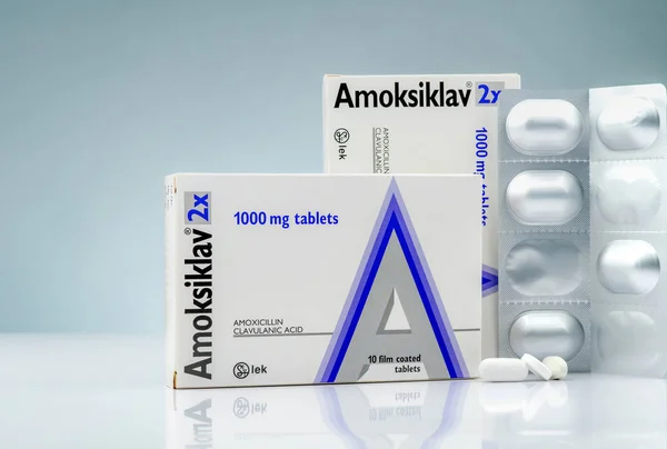 2018 Amoksiklav 1000 Amoxicillin와 Clavulanic 산입니다 항생제 그라데이션 배경입니다 화이트 — 스톡 사진