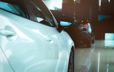 Yeni lüks parlak Suv kompakt araç modern showroom Park. Araba Bayilik ofisi. Araç perakende mağazası. Elektrikli ve hibrit araç teknolojisi. Otomobil Kiralama iş kavramı. Otomotiv Sanayi.