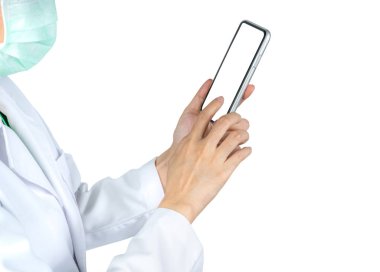 Asyalı doktor hemşire veya sağlık sağlayıcıları hastanede hasta bilgi danışmak için iletişim kurmak için cep telefonu kullanın. Kadının el holding ve smartphone kullanarak. Doktor ile yüz maskesi.