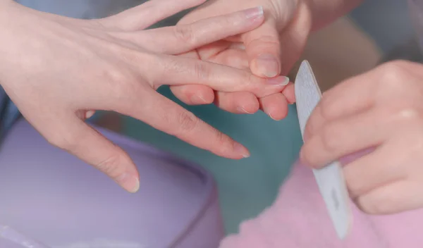 Mujer Asiática Recibiendo Servicio Manicura Uñas Por Manicura Profesional Salón — Foto de Stock