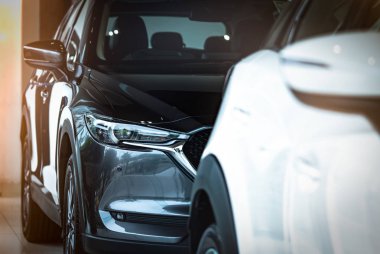 Yeni lüks parlak Suv kompakt araç modern showroom Park. Araba Bayilik ofisi. Araç perakende mağazası. Elektrikli otomobil teknolojisi ve iş kavramı. Otomobil Kiralama kavramı. Otomotiv Sanayi.