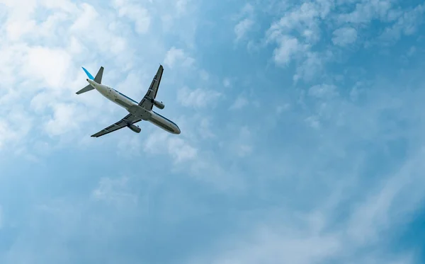 Companhia Aérea Comercial Passageiro Avião Decola Aeroporto Com Céu Azul — Fotografia de Stock