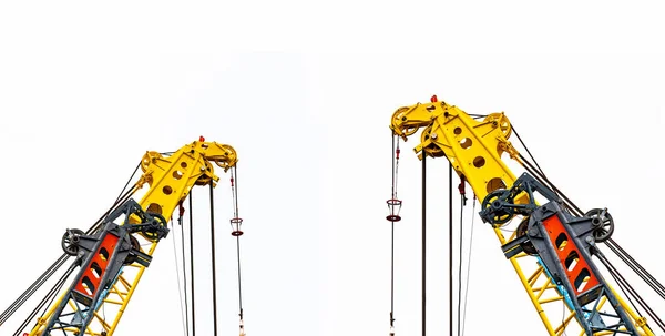大型黄色建筑起重机 用于在白色背景下进行重载吊装 建筑行业 集装箱升降机或施工现场的起重机 起重机租赁业务理念 起重机经销店 — 图库照片