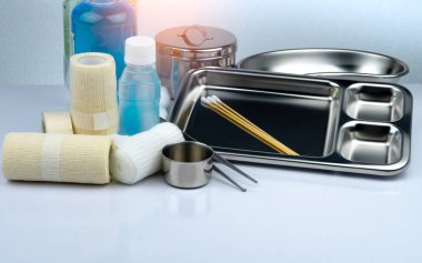 Yara bakım soyunma kümesi ve paslanmaz çelik plaka, forseps, iyot cup, uygun bandaj, elastik tutarlı saklama bandaj, antiseptik ve normal serum şişesi, aletleri kapsayıcı. Tıbbi malzeme.