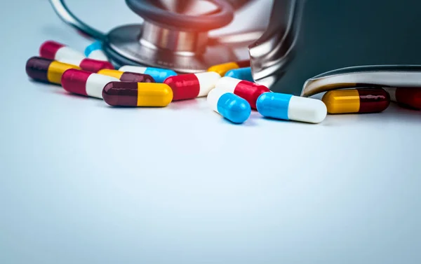 Fonendoskop Hromady Barevné Antibiotické Tobolka Pilulek Bílý Stůl Drogami Zásobníku — Stock fotografie