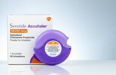 Chonburi, Tayland-Kasım 28, 2018: Seretide Accuhaler ve ambalaj. Tedavi astım astım accuhaler. Bronchodilator ve steroid şiddetli astım ilacı. Tıbbi cihaz. İnhaler steroidler.
