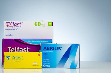 Chonburi, Tayland-Kasım 28, 2018: Telfast, Nymphomax ve Aerius ambalajında. Sigara sedatif antihistaminik ilaç. Degrade arka plan üzerinde Fexofenadine, Setirizin ve desloratadine tablet hap.