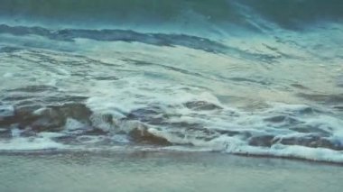 Dalga dalgalanma deniz kıyısı, ağır çekim. Temiz su ve kıyı şeridi sabah kum plaj. Güzel sahil. Tropik cennet deniz sahilinde yaz tatili. Huzurlu ve sakin bir kavram.