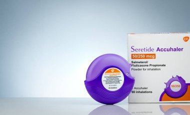 Chonburi, Tayland-Kasım 28, 2018: Seretide Accuhaler ve ambalaj. Tedavi astım astım accuhaler. Bronchodilator ve steroid şiddetli astım ilacı. Tıbbi cihaz. İnhaler steroidler.