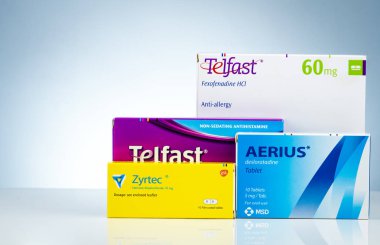 Chonburi, Tayland-Kasım 28, 2018: Telfast, Nymphomax ve Aerius ambalajında. Sigara sedatif antihistaminik ilaç. Degrade arka plan üzerinde Fexofenadine, Setirizin ve desloratadine tablet hap.