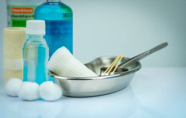 Yara bakım soyunma kümesi ve paslanmaz çelik plaka, forseps, iyot cup, uygun bandaj, elastik tutarlı saklama bandaj, antiseptik ve normal serum şişesi, aletleri kapsayıcı. Tıbbi malzeme.