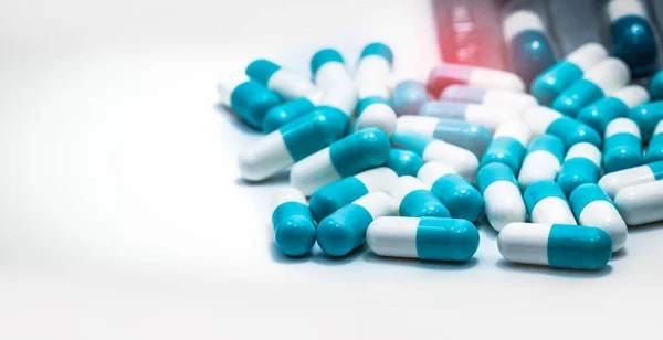 Cápsulas Antibióticas Color Blanco Azulado Industria Farmacéutica Medicamento Recetado Medicina —  Fotos de Stock