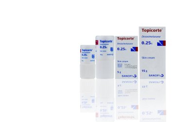 Chonburi, Tayland-Ekim 27, 2018: Topicorte beyaz arka plan üzerinde izole ambalajın % 0.25. Desoximetasone cilt kremi dış kullanım için. Yüksek etki gücüne steroid krem. Topikal kortikosteroidler.