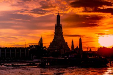 Wat Arun Ratchawararam batımında güzel kırmızı ve turuncu gökyüzü ve bulutlar. Wat Arun Budist Tapınağı Bangkok, Tayland için dönüm noktası olduğunu. Cazibe sanat. Siluet dramatik gökyüzü ve Tapınak. 