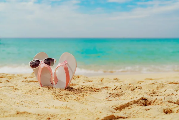 粉红色和白色凉鞋 在海边沙滩上戴太阳镜 休闲时尚风格的翻拍和海滨眼镜 在热带海滩上度过暑假 在沙滩上享受有趣的度假旅行 — 图库照片
