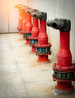 Yangın Emniyet pompa beton bina çimento katında. Tufan sistem yangın söndürme sisteminin. Sıhhi Tesisat Yangın koruma. Kırmızı yangın pompa beton duvar önünde. Yüksek basınç yangın emniyet pompa.