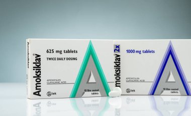 Chonburi, Tayland-Ekim 14, 2018: Amoksiklav film kaplı tablet. Amoksisilin ve clavulanik asit. Antibiyotikler pills degrade arka plan üzerinde. Beyaz antibiyotik ilaç tablet. Antibiyotik uyuşturucu kullanımı.