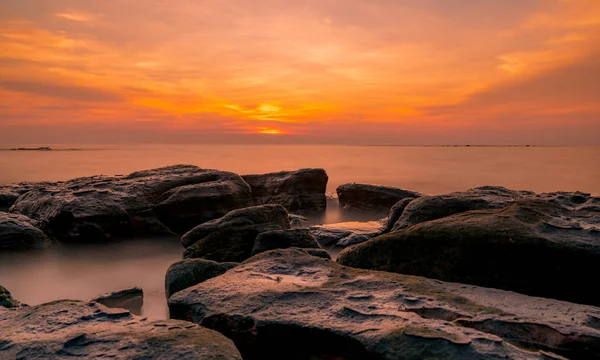 Skały Kamienistej Plaży Zachodzie Słońca Piękna Plaża Zachód Słońca Niebo — Zdjęcie stockowe