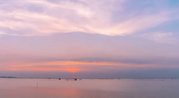 Прекрасное Закатное Небо Над Морем Вечером Голубое Небо Фиолетовые Оранжевые — стоковое фото