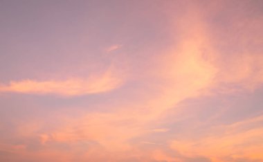 Dramatik pembe gökyüzü ve bulutlar arka plan. Pembe bulutlar doku sanat resmi. Güzel günbatımı gökyüzü. Gün batımı arka plan. Pastel renkli gökyüzü akşam. Sakin ol ve rahatla yaşam. 