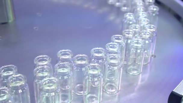 Grupp Genomskinligt Glasflaska Som Virvlar Reserven Rostfritt Stål Facket Väntar — Stockvideo
