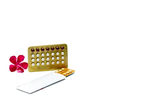 Píldoras Anticonceptivas Píldoras Anticonceptivas Con Flor Rosa Sobre Fondo Blanco — Foto de Stock