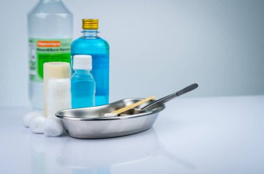 Yara bakım soyunma kümesi ve paslanmaz çelik plaka, forseps, iyot cup, uygun bandaj, elastik tutarlı saklama bandaj, antiseptik ve normal serum şişesi, aletleri kapsayıcı. Tıbbi malzeme.