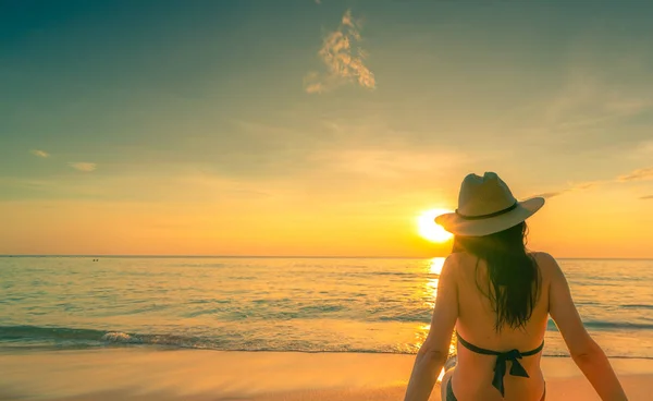 Bakifrån Asiatisk Kvinna Bära Bikini Och Stråhatt Sitta Sandstrand Koppla — Stockfoto