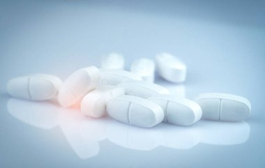 Beyaz dikdörtgen yığını degrade arka plan haplarla tablet. İlaç endüstrisi. Eczane ürün. Küresel sağlık. İlaç eczane Eczane ya da hastane. Uyuşturucu kullanımı hamilelik ve emzirme.