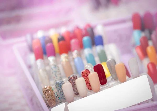 Farbenfrohe Künstliche Nägel Nagelstudio Set Von Falschen Nägeln Für Kunden — Stockfoto