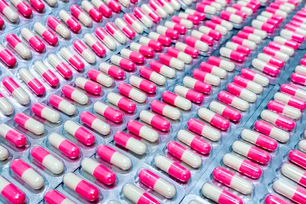 ピンク ホワイト ブリスター パックで抗生物質のカプセル錠剤 抗生物質耐性 医薬品包装業界 グローバル ヘルスケア 薬局の背景 医薬品 — ストック写真