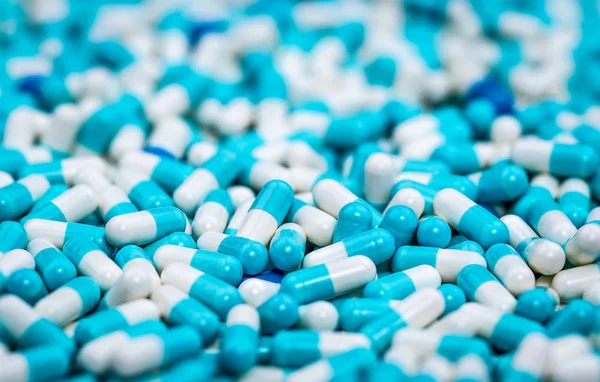 Mavi ve beyaz antibiyotik kapsül pill yığını Seçici odak. İlaç üretim. Küresel sağlık. Antibiyotik ilaç direnci. Antimikrobiyal kapsül hap. İlaç endüstrisi.