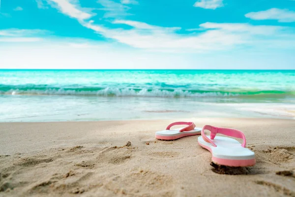 Rosa och vita sandaler på sandstrand. Avslappnad stil flipflop avlägsnades på seaside. Sommarlov på tropical beach. Kul semesterresor på sandstrand. Sommartid. Sommar vibbar. Avkopplande stund. — Stockfoto