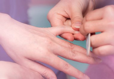 Tırnak manikür hizmeti tarafından tırnak salonu, profesyonel manikürcü alma kadın. Şevval özçelik güzellik dosya tırnak manikür çivi ve spa salonu. El bakım ve tırnak tedavi tırnak salonu.