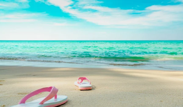 Rosa och vita sandaler på sandstrand. Avslappnad stil flip-flop var bort på seaside. Sommarlov på tropical beach. Kul semesterresor på sandstrand. Sommartid. Sommar vibbar. Avkopplande stund. — Stockfoto