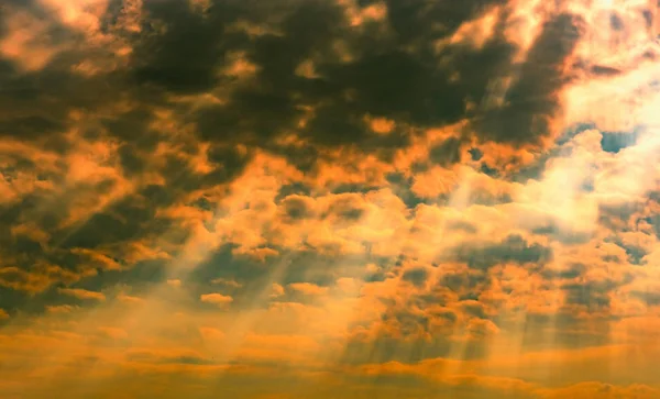 Deus da luz. Céu sombrio dramático com raio de sol. Raios de sol amarelos através de nuvens escuras e brancas. Deus ilumina do céu para esperança e conceito fiel. Acredite em Deus. Bela luz solar céu fundo — Fotografia de Stock