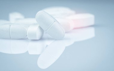 Beyaz dikdörtgen yığını degrade arka plan haplarla tablet. İlaç endüstrisi. Eczane ürün. Küresel sağlık. İlaç eczane Eczane ya da hastane. Uyuşturucu kullanımı hamilelik ve emzirme.