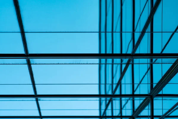 透视视角的现代未来主义玻璃建筑抽象背景。办公室玻璃建筑的外部建筑。商业建筑透明玻璃的倒影。公司玻璃窗. — 图库照片