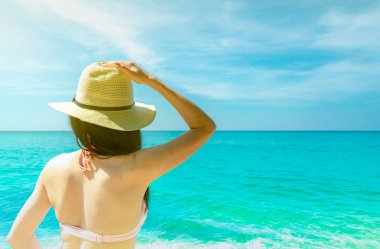 Arkadan görünüşü seksi genç Asyalı kadın giyim pembe bikini, hasır şapka ve güneş gözlüğü rahatlatıcı ve tropik cennet plaj tatil keyfini çıkarın. Yaz tatil moda kız. Güzellik seksi modeli. Yaz vibes.