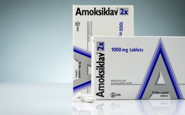Amoksiklav 2 x 1000 mg film kaplı tablet. Amoksisilin ve clavulanik asit. Antibiyotikler pills degrade arka plan üzerinde. Beyaz gümüş Vakumlu Ambalaj içinde tablet.
