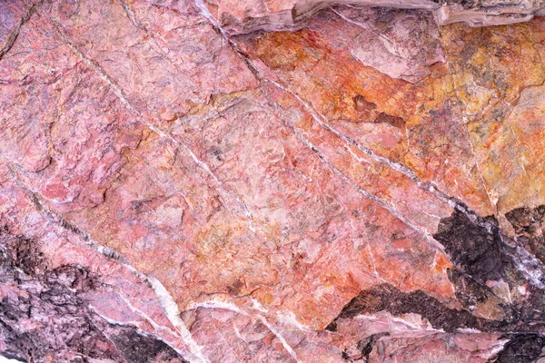 Pietra sfondo texture con modello unico. Texture di roccia rosa, rossa, nera. Superficie rocciosa sfondo astratto. Fondo in pietra naturale. Pavimento in pietra grezza viola. Grunge e ruggine struttura rocciosa . — Foto Stock