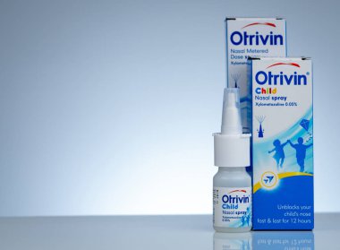 Chonburi, Tayland-Kasım 11, 2018: Otrivin burun ölçülü doz sprey. Xylometazoline için burun hızlı olan tüm ağlarda kaldırır ve 12 saat sürer. Degrade arka plan üzerinde uyuşturucu şişe kapsayıcısında burun spreyi.