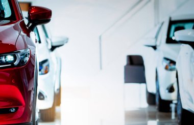 Kırmızı araba önden görünümü. Modern showroom satış için yeni lüks kompakt araç park. Araba Bayilik ofisi. Otomobil perakende mağazası. Elektrikli otomobil teknolojisi ve iş kavramı. Otomobil Kiralama.