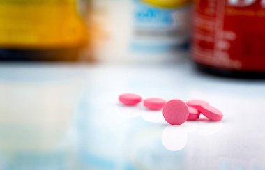 Yuvarlak pembe tablet hap ilaç şişe arka plan bulanık. Ağrı kesici ilaç. Uyuşturucu tedavi migren baş ağrısı için kullanın. Eczane ürünleri. İlaç endüstrisi. Uyuşturucu kullanımı günlük yaşamda.