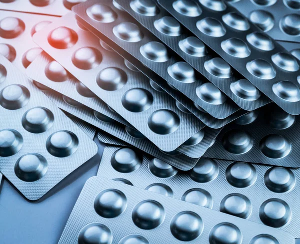 Tablettenstapel in silberner Alufolie-Blisterverpackung. Pharmaindustrie. Pharmazeutische Produkte. Pharmazie. Arzneimittelherstellung. Drogenkonsum im Krankenhaus. Drogenkonsum bei älteren Menschen. — Stockfoto