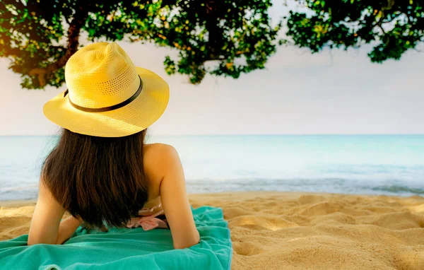 Baksidan på glad ung asiatisk kvinna i rosa baddräkt och stråhatt koppla av och njut av semester på tropisk sandstrand under trädet. Flicka i sommar semester mode. Skönhet sexig modell. Sommaren vibes. — Stockfoto