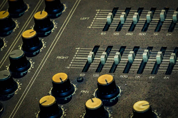 Ljud ljud mixer konsol. Ljud blandande skrivbord. Musik mixer Kontrollpanelen i inspelningsstudio. Ljud mixerbord med reglar och justera ratten. Ljudtekniker. Ljudmixer kontroll radiosändningar — Stockfoto