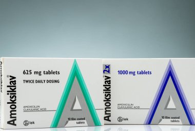 Chonburi, Tayland-Ekim 14, 2018: Amoksiklav 625 ve 1000 mg film kaplı tablet. Amoksisilin ve clavulanik asit. Antibiyotikler pills degrade arka plan üzerinde. İlaç endüstrisi kavramı. 