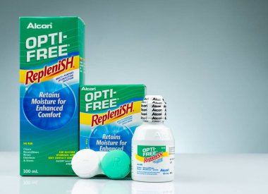 Chonburi, Tayland-Ekim 14, 2018: Gri arka plan üzerinde doldurmak Opti-Free. Çok amaçlı dezenfeksiyon silikon hidrojel ve yumuşak kontakt lensler için çözümdür. Gelişmiş konfor için nem korur.