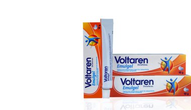 Chonburi, Tayland-Ekim 27, 2018: Voltaren Emulgel. % 1 diklofenak topikal anti-inflamatuar, osteoartrit, travma sonrası belirtiler için jel. Ağrı kesici. Kas ağrısı için topikal ilaç. NSAİİ.